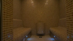 Przestronna łaźnia parowa