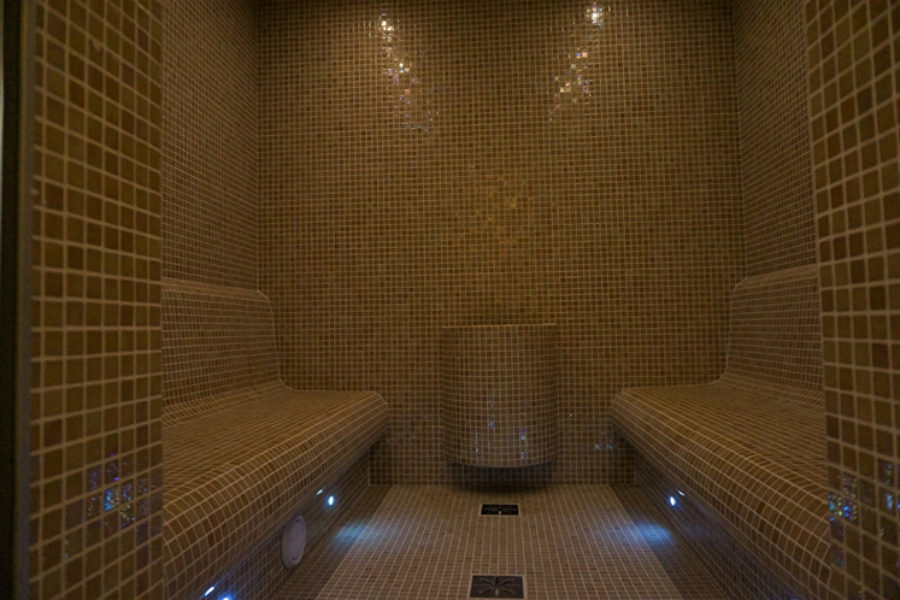 Przestronna łaźnia parowa